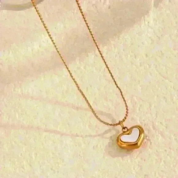 Mother of Pearl Pendant on a delicate gold chain - Picture 3 of 4